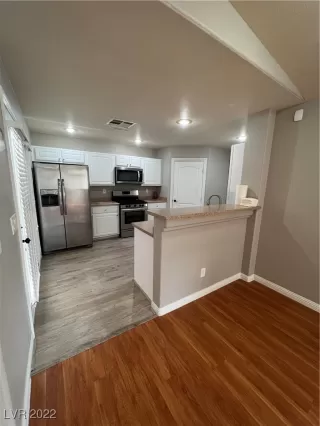 Photo #4: 2403953 Listing 