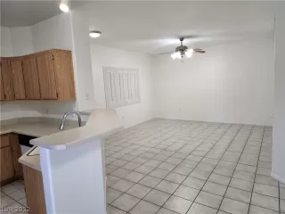 Photo #4: 2403971 Listing