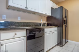 Photo #4: 2403983 Listing 