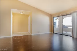 Photo #6: 2403983 Listing 