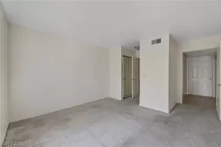 Photo #5: 2403998 Listing