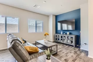 Photo #4: 2404016 Listing