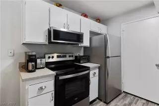 Photo #6: 2404063 Listing