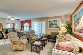 Photo #5: 2404081 Listing