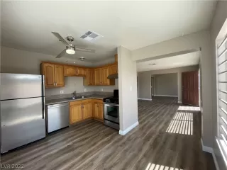 Photo #3: 2404181 Listing