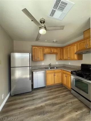 Photo #4: 2404181 Listing