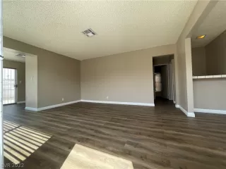 Photo #5: 2404181 Listing