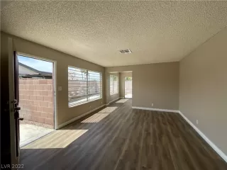 Photo #6: 2404181 Listing