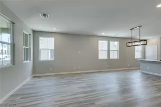 Photo #3: 2404200 Listing