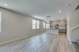 Photo #4: 2404200 Listing