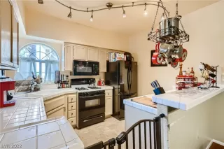 Photo #3: 2404210 Listing 