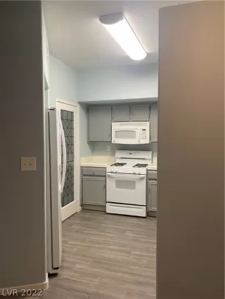 Photo #5: 2404235 Listing 