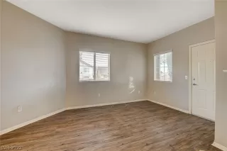 Photo #5: 2404257 Listing