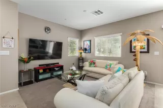 Photo #2: 2404261 Listing