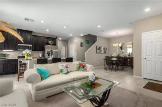 Photo #4: 2404261 Listing