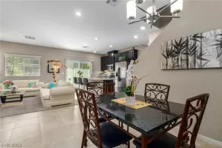 Photo #6: 2404261 Listing