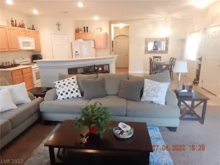 Photo #2: 2404282 Listing 