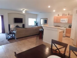 Photo #3: 2404282 Listing 