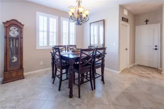 Photo #5: 2404346 Listing