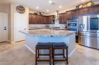 Photo #6: 2404346 Listing