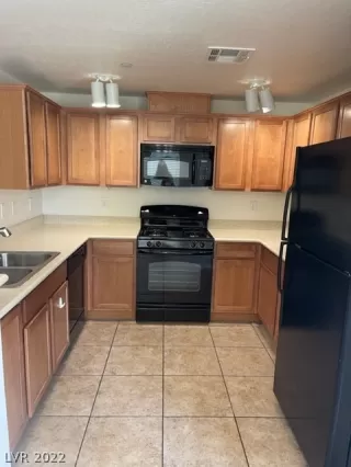 Photo #3: 2404362 Listing