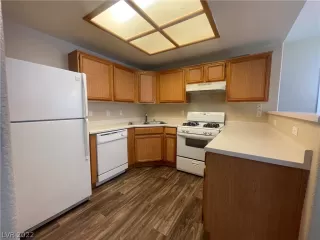 Photo #5: 2404388 Listing 