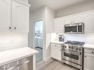 Photo #1: 2404478 Listing 