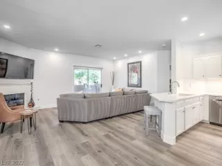 Photo #5: 2404478 Listing 