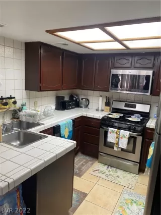 Photo #6: 2404483 Listing 