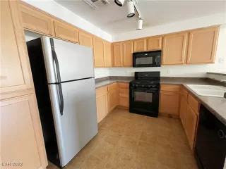 Photo #4: 2404504 Listing 