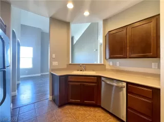Photo #5: 2404521 Listing 