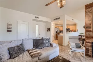 Photo #6: 2404534 Listing