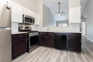 Photo #4: 2404546 Listing