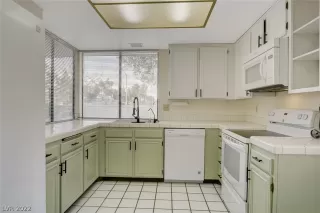Photo #5: 2404558 Listing 