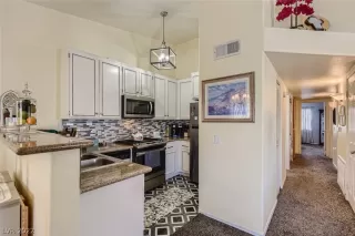 Photo #6: 2404572 Listing