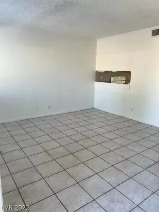 Photo #5: 2404573 Listing 