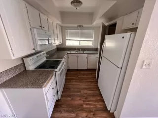 Photo #4: 2404580 Listing