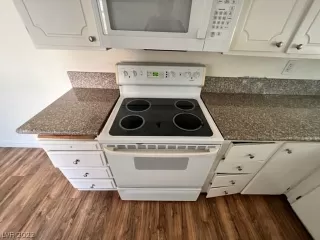 Photo #5: 2404580 Listing