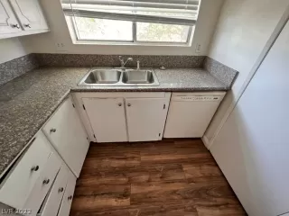 Photo #6: 2404580 Listing