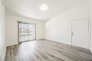 Photo #4: 2404587 Listing