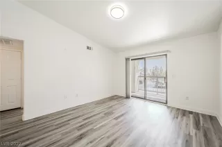 Photo #5: 2404587 Listing