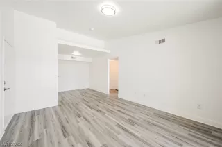 Photo #6: 2404587 Listing