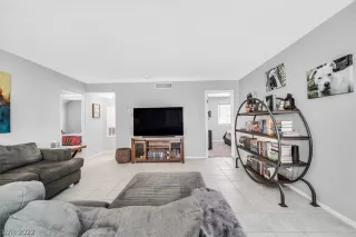 Photo #4: 2404612 Listing 