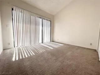 Photo #4: 2404624 Listing