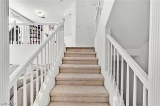 Photo #5: 2404647 Listing