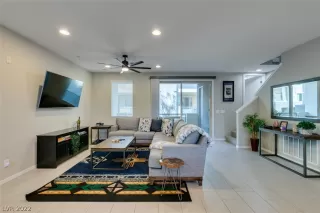 Photo #3: 2404679 Listing