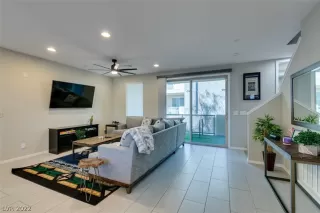 Photo #4: 2404679 Listing