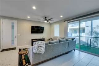 Photo #5: 2404679 Listing