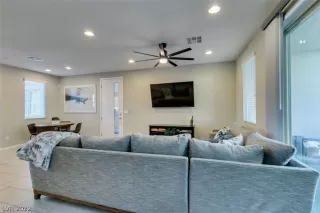 Photo #6: 2404679 Listing