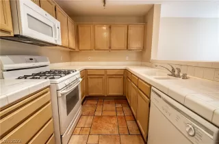 Photo #5: 2404682 Listing 